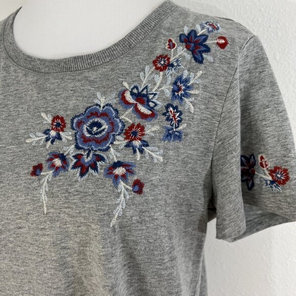 RXB Womens Top M Gray Floral Embroidered Blouse Flowy Comfy T Shirt NWT - Picture 3 of 13